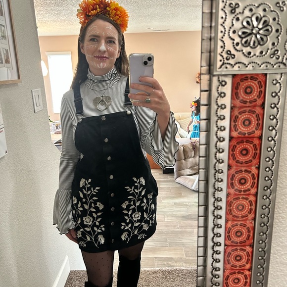 Designer at heart who loves to buy&sell threads - Picture 2 of 9